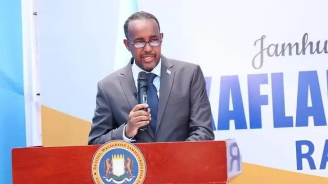 Ra'iisal wasaaraha cusub ee Soomaaliya Maxamed Xuseen Rooble ayaa maanta la waregay xilka