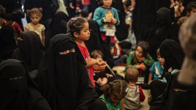 এসডিএফ নিয়ন্ত্রিত একটি বন্দি শিবিরে সন্দেহভাজন আইএস যোদ্ধাদের পরিবার