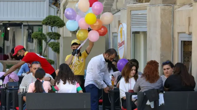 Люди сидят в кафе