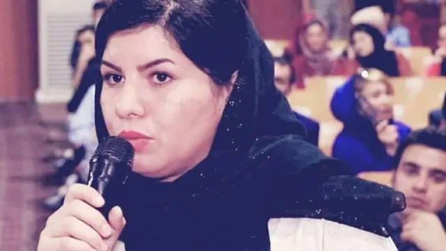 Firooza Omar falando em um seminário