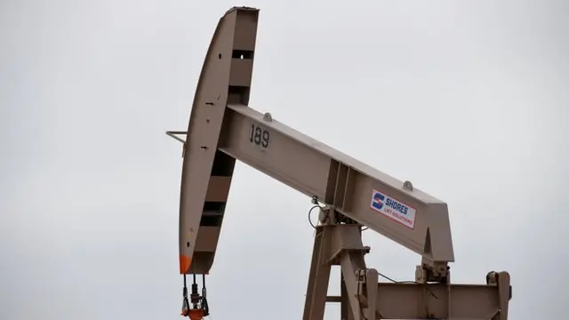 Una grúa de una planta energética en Texas