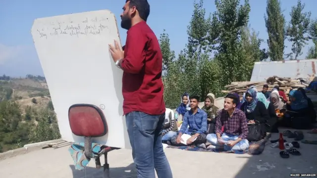कश्मीर में एक ट्यूशन सेंटर में पढ़ रहे बच्चे