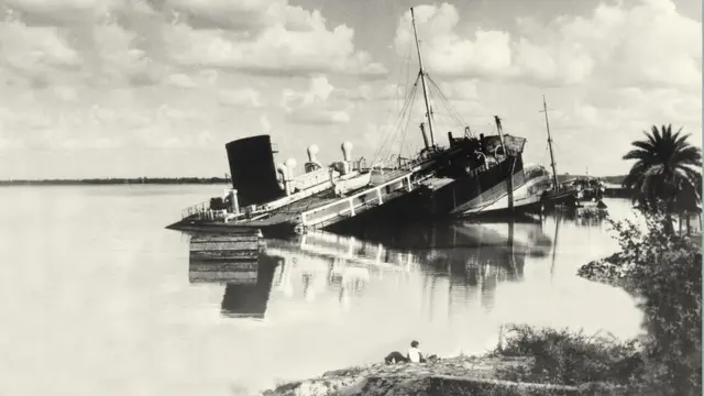 অপারেশন জ্যাকপটে তলদেশ বিস্ফোরিত হওয়া একটি জাহাজ