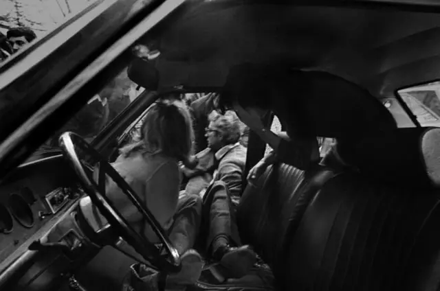 این یکی‌ از معروف‌ترین عکس‌های باتالیا است که صحنه‌ قتل پیرسانتی ماتارلا، فرماندار سیسیلی، را لحظاتی بعد از قتلش توسط مافیا تصویر کرده.