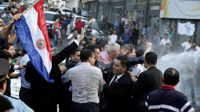 Legisladores en las protestas.