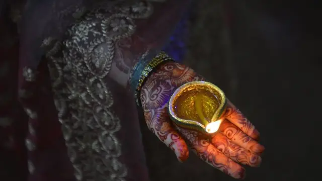 தீபாவளி கொண்டாடும் பாகிஸ்தான் குடும்பம்