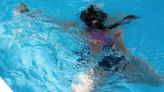 Čak i blage smetnje na površini vode mogu uzrokovati da plivači nestanu iz vidokruga, a određeni otisci na plivačkim kostimima mogu pogoršati problem