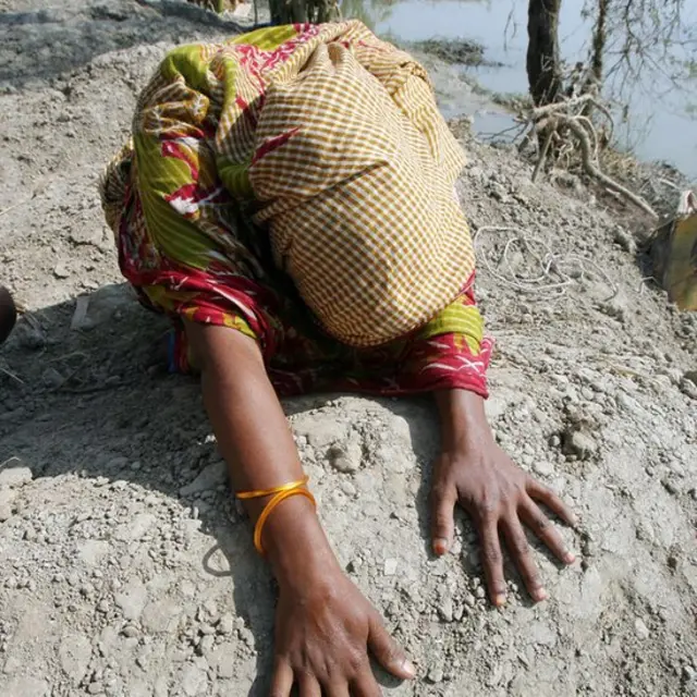 সন্তানের কবরের ওপর এক মা। সাইক্লোন সিডরে গর্জনবুনিয়া গ্রামের ফাতিমা তার চার বছর বয়সী কন্যা শাহিনুরকে হারান।