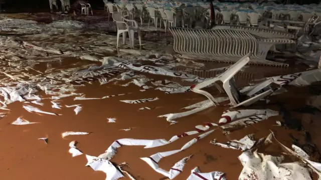 पावसामुळे खुर्च्या आणि बॅनर पाण्यात