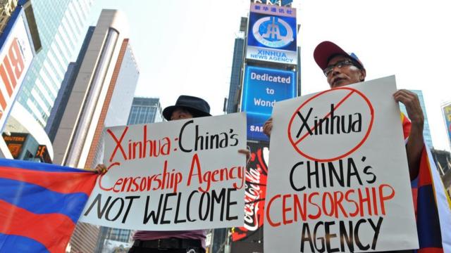 中國官方新華社內容出現在美國紐約時代廣場，引來抗議。