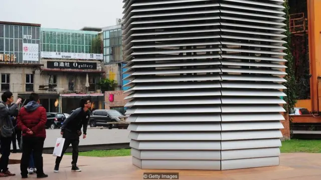 Warga kota Beijing melihat-lihat 'menara bebas asap'.