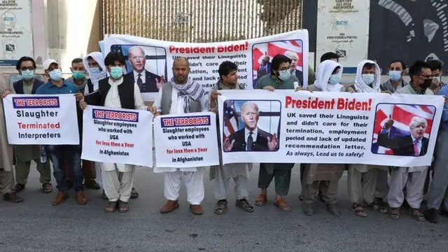 تظاهرات گروهی از مترجم هایی که با دولت آمریکا کار می کردند روبه روی سفارت این کشور در کابل