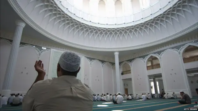 ਉਜ਼ਬੇਕਿਸਤਾਨ ਦੀ ਇੱਕ ਮਸਜਿਦ 'ਚ ਦੁਆ ਕਰਦੇ ਲੋਕ