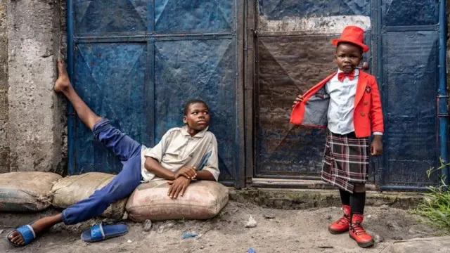 Israell Mbona et un enfant plus âgé