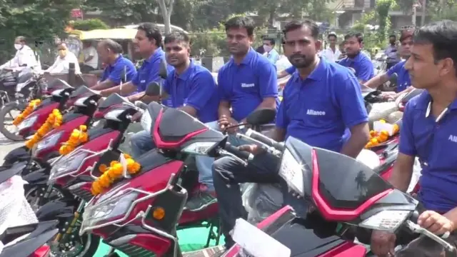 સુરતની કંપનીએ કર્મચારીઓને ઈ-સ્કૂટર દિવાળીની ભેટ તરીકે આપ્યાં છે.