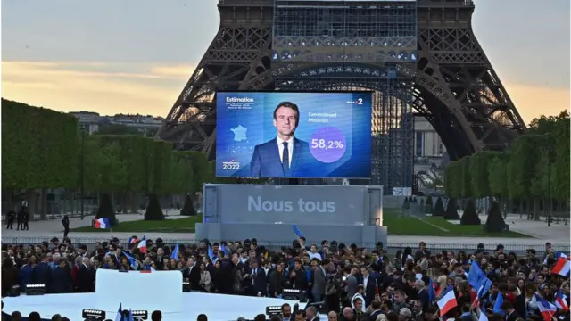 আইফেল টাওয়ারের কাছে বড় পর্দায় দেখানো হয় ভোটের ফলাফল