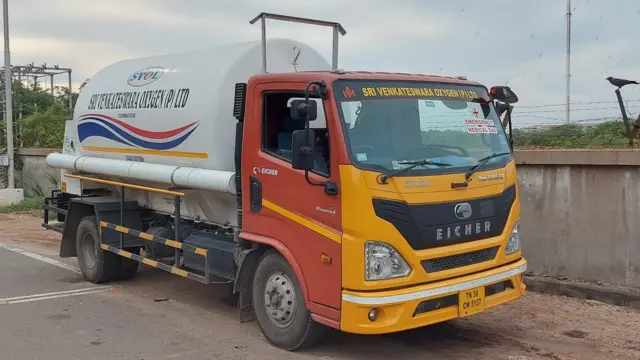 ஸ்டெர்லைட் ஆலையில் இருந்து புறப்பட்ட ஆக்சிஜன் வாகனம்