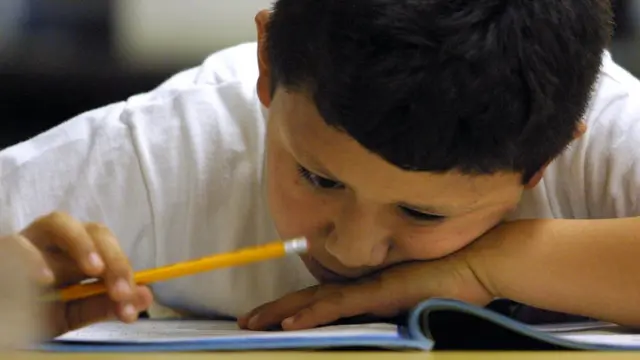 Niño tratando de estudiar