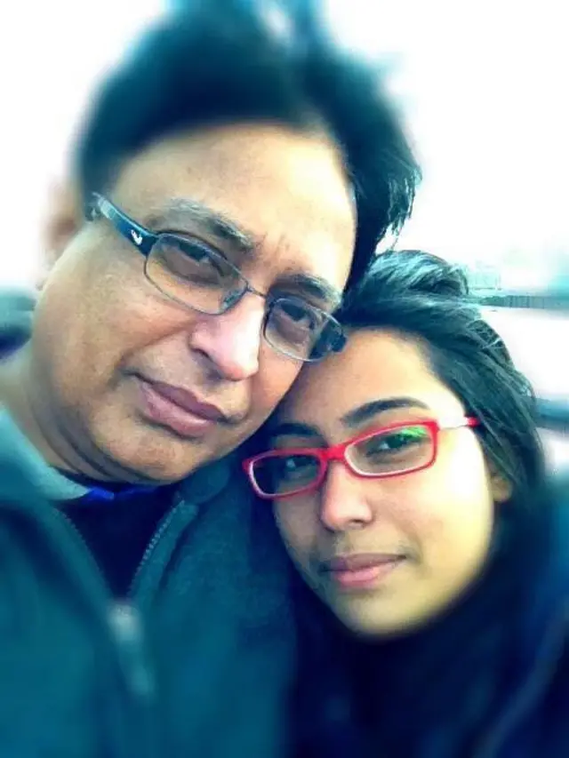 ফেসবুকে নিজের বাবাকে নিয়ে ছবি দিচ্ছেন অনেকে।