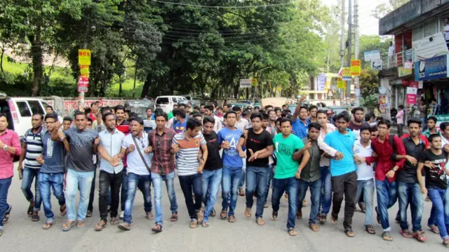 বিক্ষোভে হামলাকারীর দ্রুত শাস্তি দাবী করা হয়।