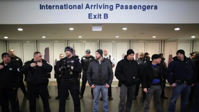 芝加哥奥哈雷国际机场警员在国际抵达大厅前拉起防线（28/1/2017）