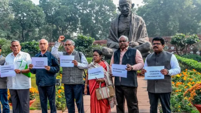 পার্লামেন্টে গান্ধী-মূর্তির সামনে প্রতিবাদে বিরোধী দলীয় এমপি-রা