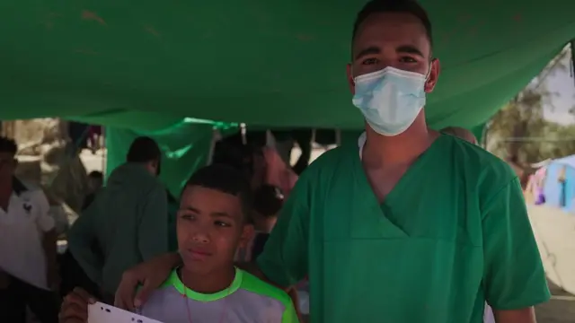 Mohamed à côté d'un garçon