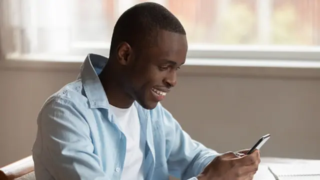 Homme noir sur son téléphone