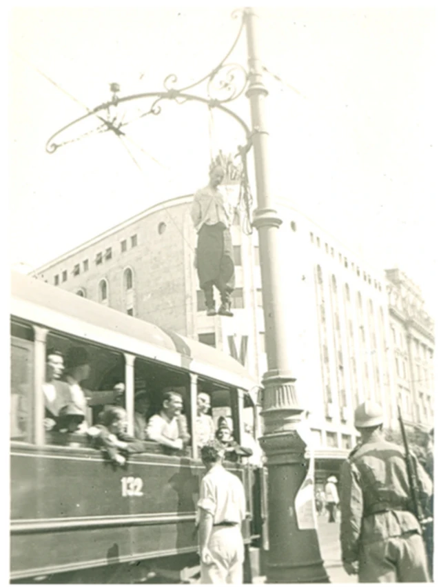 Putnici u tramvaju kada su ugledali prizor na Terazijama 1941. godine