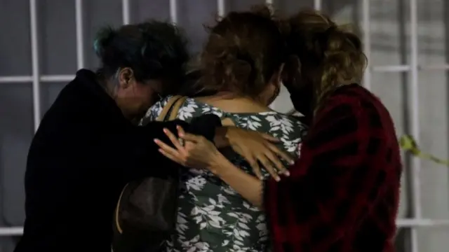 Dolores Bazaldua abrazada a un grupo de personas