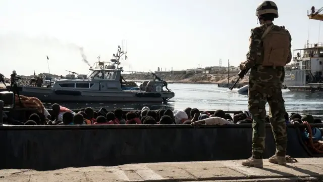 የሊቢያ የባሕር ዳርቻ ጠባቂ ስደተኞችን ሲጠብቅ