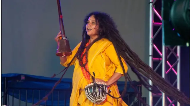 ব্রিটেনের মামসবেরিতে ওম্যাড উৎসবে গাইছেন পার্বতী বাউল, ২৯-০৭-২০১৭।