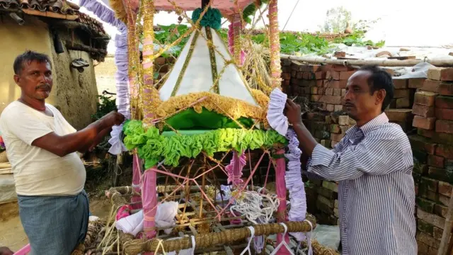 गांव कटहरा के कामेश्वर पंडित (दाएं)
