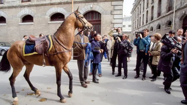 Франсуа Миттеранга тартууланган күлүктүн ысымы Генжим эле. Аны 1994-жылы Парижге жеткиришкен