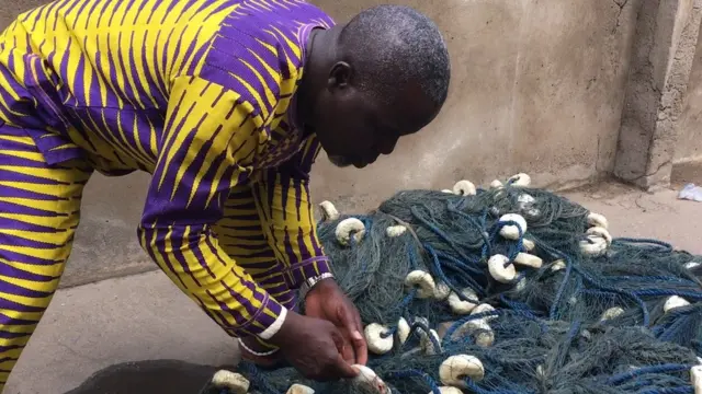Fisherman dey arrange net