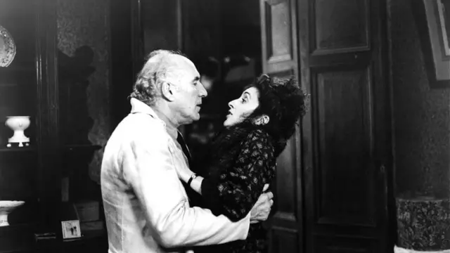 احمق‌های ماه می" (لویی مال، ۱۹۹۰)