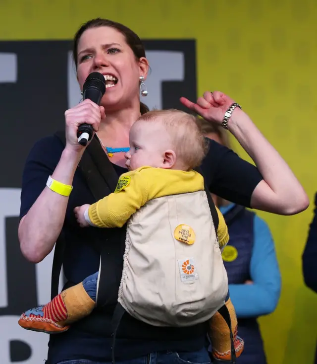 Svinson na protestu na kome se tražio novi referendum (mart 2019)