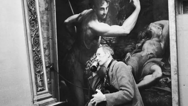 马诺德矿场的守夜人在使用一个临时插入墙上插座的便携式电话。