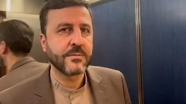 گزاشگر بی‌بی‌سی چندین ساعت قبل از انتشار گزارش‌های خبرگزاری‌های ایران فاش کرد که کاظم غریب‌آبادی در نیویورک است
