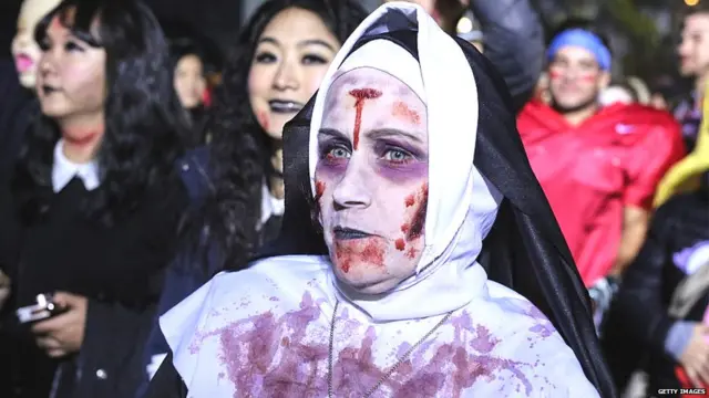 ख्रिश्चन ननच्या वेषात एक महिला