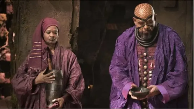 Les réalisateurs ont mis en scène une contrée africaine riche, jamais colonisée, qui accueille les réfugiés des nations les plus pauvres.