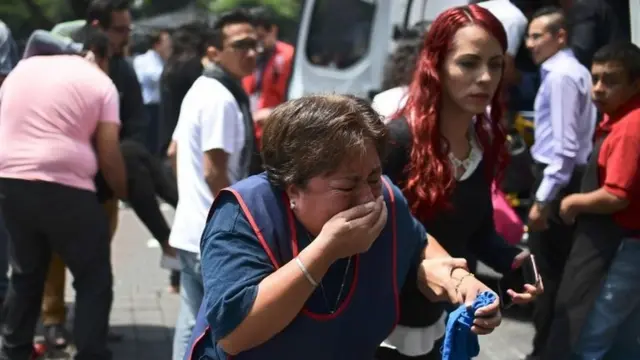 Mulher chora após terremoto na Cidade do México