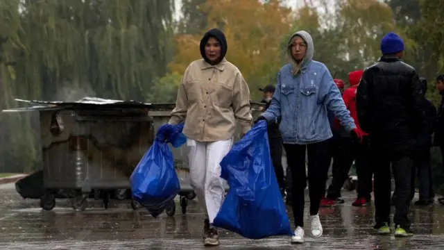 Молоді мешканці Бішкека прибирали сміття за протестувальниками