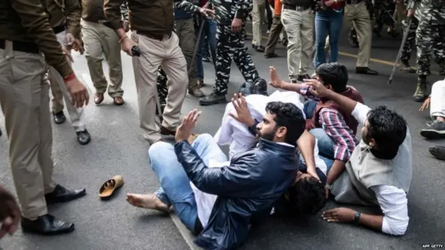 પોલીસ અને લોકો વચ્ચે ઘર્ષણ