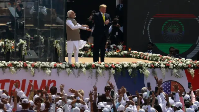 共和党的宣传部门希望，利用这种群众为特朗普欢呼的场景，营造特朗普在国外很受欢迎的画面。