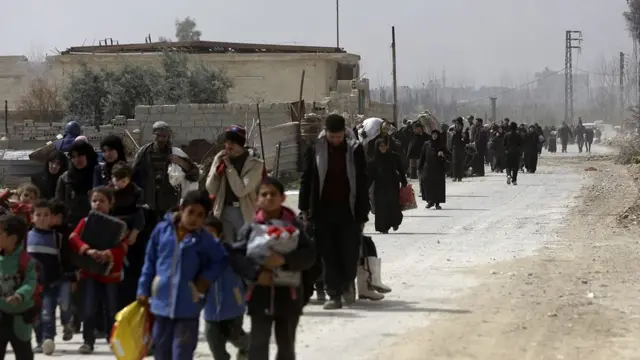 Вереницы мужчин, женщин и детей