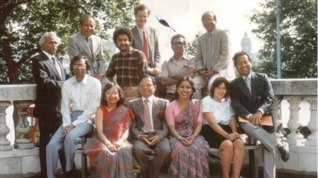 পুরনো দিনের বাংলা বিভাগ: (সামনের সারি, বাঁ দিক থেকে): ..., সেরাজুর রহমান, উর্মি রহমান, ক্লেয়ার ডকিনস, শ্যামল লোধ। (মাঝের সারি, বাঁ থেকে): গোলাম মুর্শিদ, দিপায়ন চক্রবর্তী, গোলাম কাদের। (পেছনের সারি, বাঁ দিক থেকে): দীপঙ্কর ঘোষ, ....., বিভাগীয় প্রধান জন রেনার আর নুরুল ইসলাম।