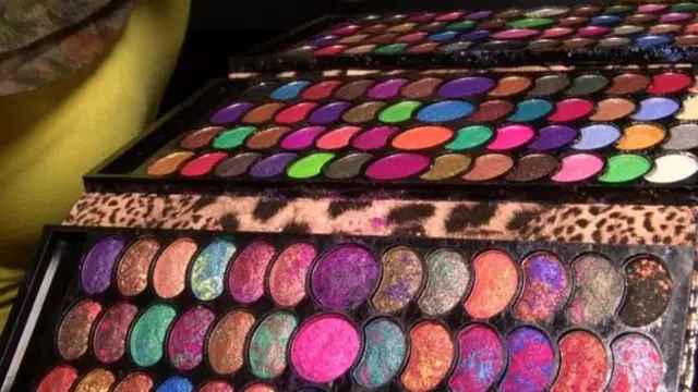 शमिला के श्रृंगार के सामान