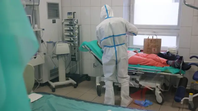 Một nhân viên y tế chăm sóc bệnh nhân Covid tại bệnh viện ở Bielsk, Podlaski, Ba Lan.