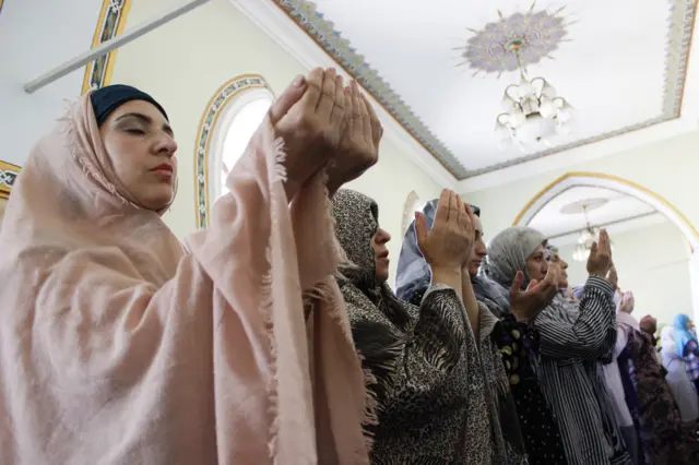 Qadınlar namaz qılır